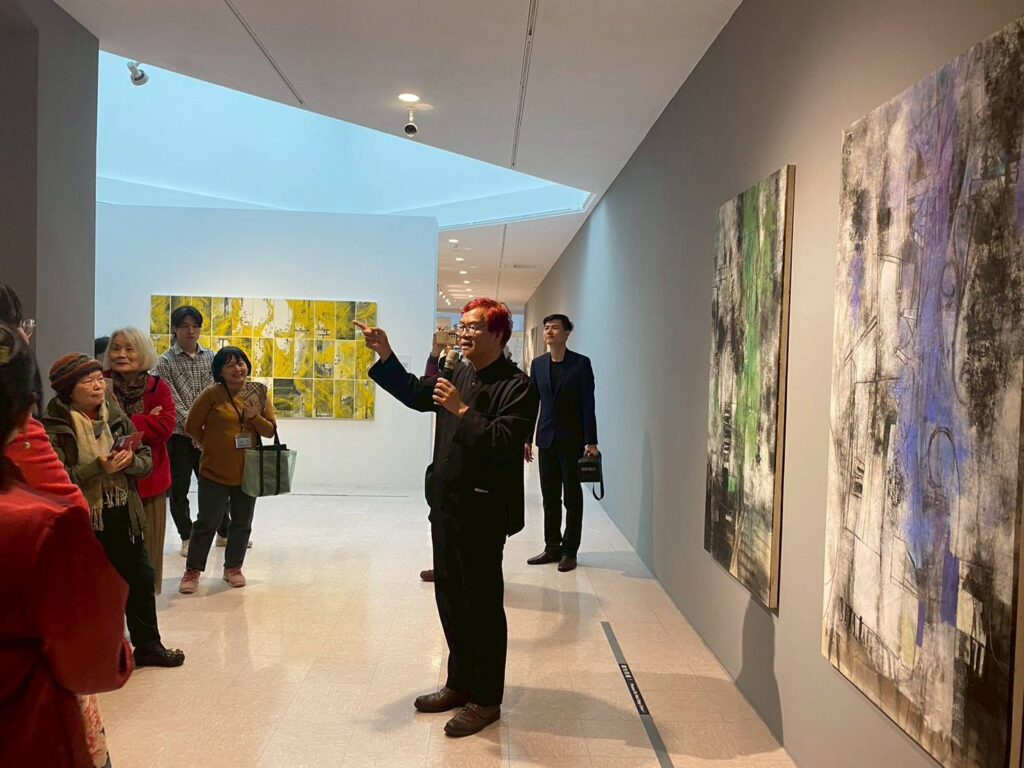 ▲莊連東在開幕式中為貴賓導覽展出作品，備受好評。（圖/朱銘美術館 提供）