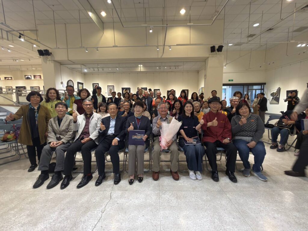 ▲出席簡源忠教授展覽開幕式的各界貴賓與藝文界人士,開心合影留念。(圖/大墩文化中心 提供)