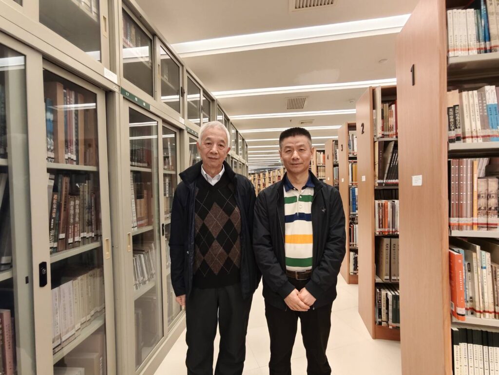 ▲香港漢榮書局董事長也是石景宜劉紫英伉儷文化藝術館館長石漢基(左)與常務副館長許鴻學在館內圖書館合影留念。(記者 辛澎祥/攝)
