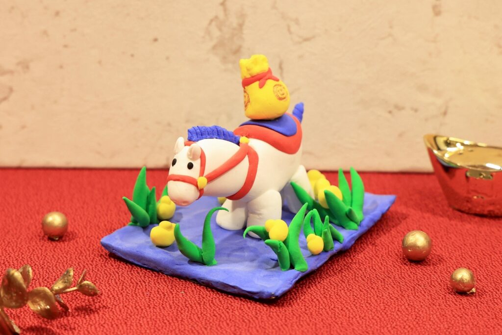 鶯歌陶瓷博物館春節期間將推出趣味陶藝手作課程—福氣小馬。(圖/文化局提供)
