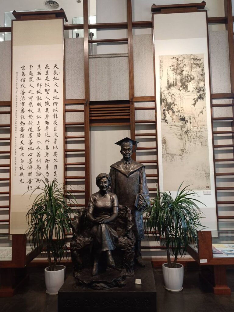 ▲館內正廳展列的石景宜博士與劉紫英伉儷的銅雕像,帶給人們的追思懷念之餘,從所呈現的藏品中更見文史的珍貴與氣韻特質。(記者 辛澎祥/攝)