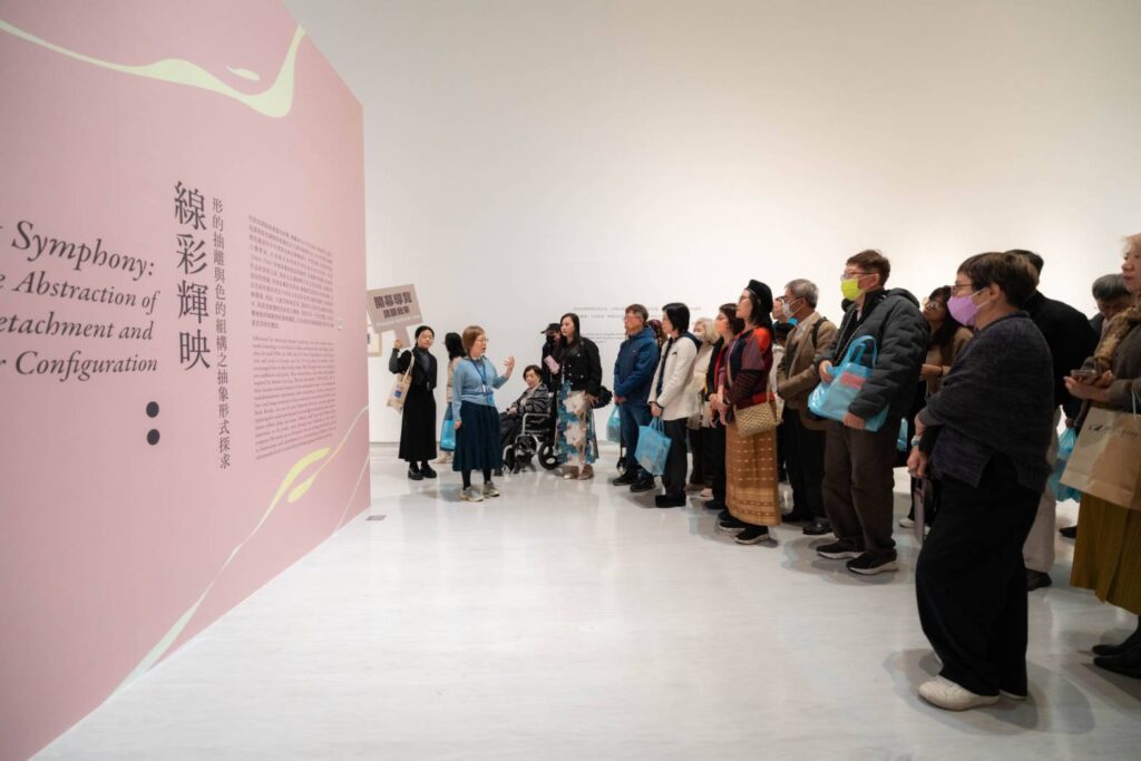 ▲主辦單位特別為與會貴賓進行特展導覽,場面熱烈。(圖/文化部 提供)
