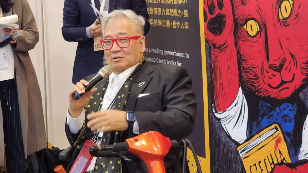 ▲臺北國際書展董事長郝明義特別到捷克館表達道賀之意，並對捷克擔任明年的書展主題國表示熱烈歡迎。（記者 辛澎祥/攝）