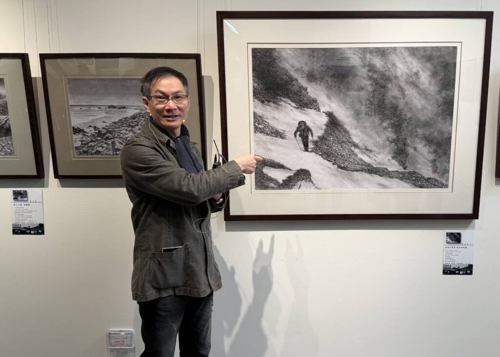 ▲駐館藝術家曾文彥在展覽開幕式上為貴賓導覽他的創作，展現他常年在創作領域的堅持。（圖/藝文推廣處 提供）