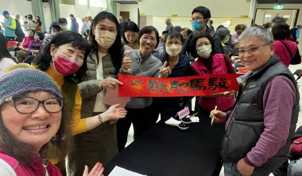 ▲出席活動的民眾拿著春聯開心合影留念。(圖/國立彰化生活美學館 提供)