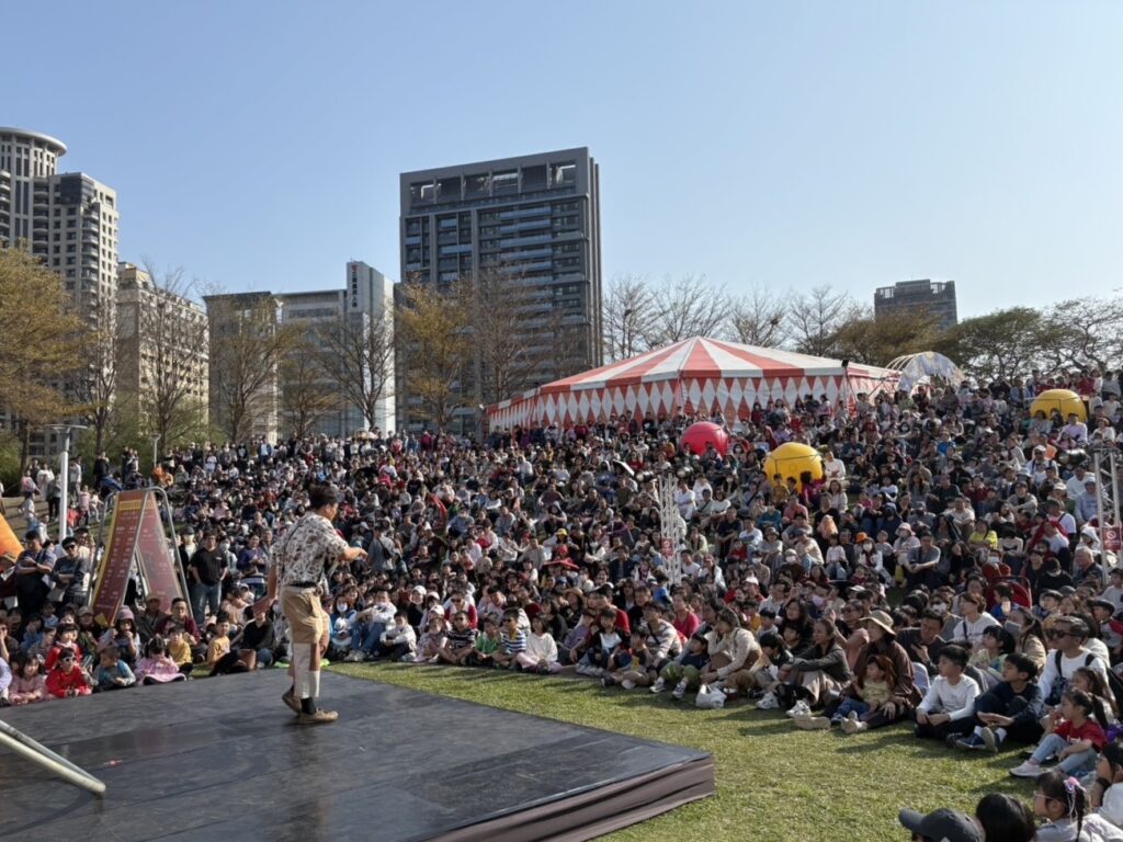 民眾坐臥草地悠閒欣賞Happy_Curly精彩演出。（圖/文化局提供）
