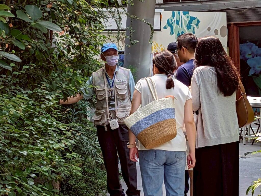 志工以專業知識為民眾講解植物故事。（圖/公園處提供）