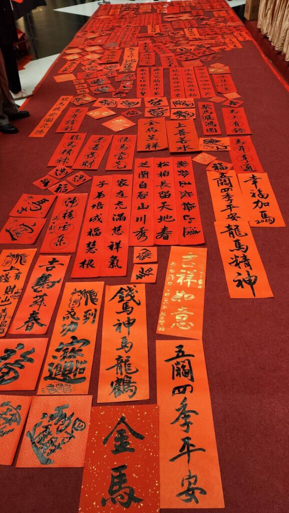 ▲馬年的春聯書寫活動在名家大師熱力揮豪下，呈現豐富的文采與深邃的藝術內涵，受到民眾熱烈的歡迎。（記者 辛澎祥/攝）