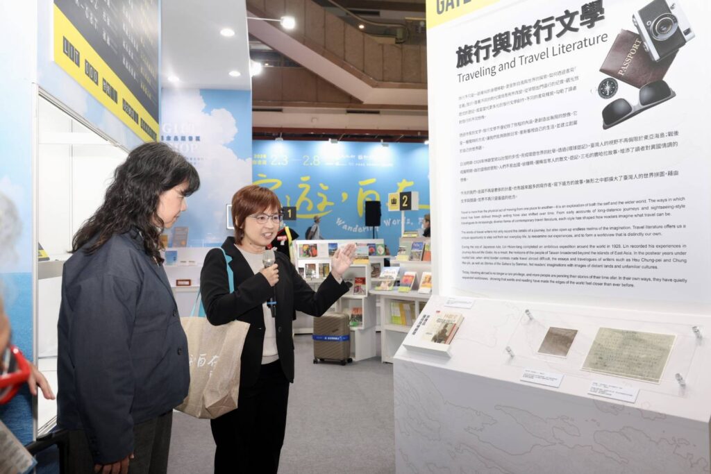 ▲臺文館館長陳瑩芳（右）為文化部次長李靜慧做旅行文學的導覽。（圖/文化部 攝）