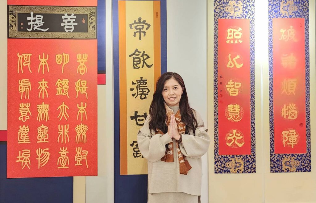 ▲知名女書法家也是新北市大漢藝文協會理事長的潘珮君,在這場展覽中不僅展出精致多彩作品,更設計出展場的「五感」體驗,令與會貴賓感受與印象深刻。(記者 詹佳綺/攝)
