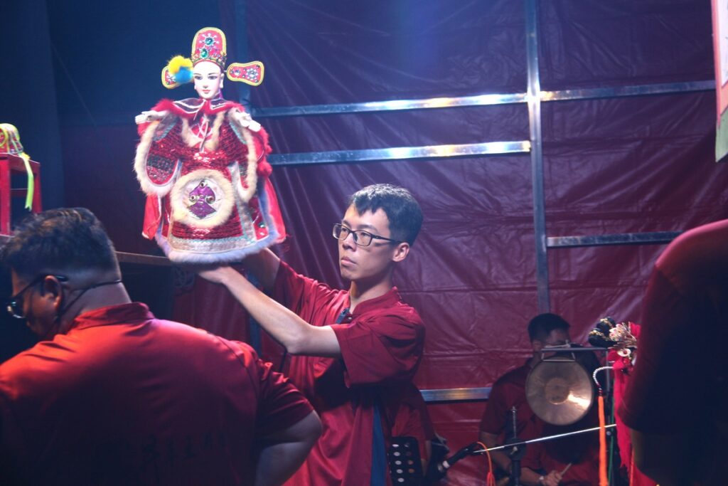 【昇平五洲園】承襲雲林縣政府登錄傳統表演藝術保存者林宗男的家傳技藝，家傳三代的精彩演出令人期待(中為結業習藝生-林瑞騰)。（圖/傳藝中心提供）