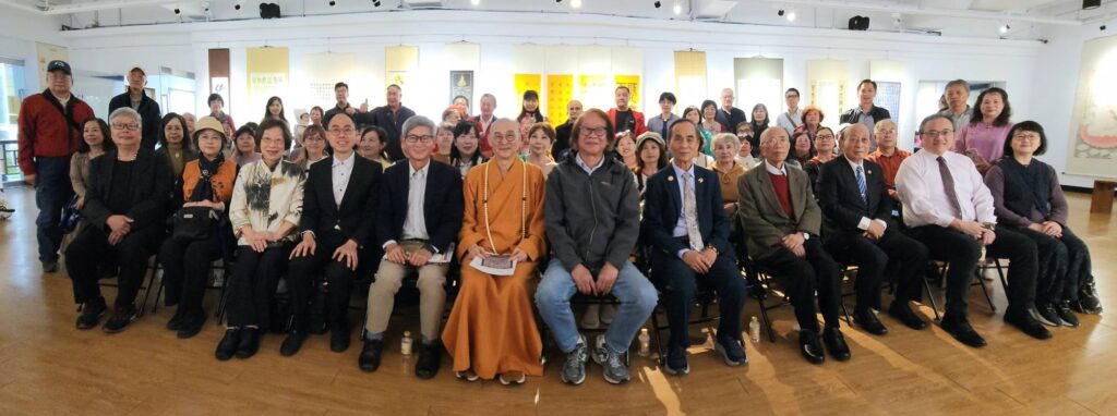 ▲出席「因緣殊勝 法喜充滿」展覽開幕式的各界貴賓與佛教界領導人暨參展藝術家們合影留念,共同見證歷史。(記者 詹佳綺/攝)