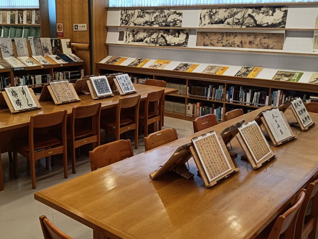 ▲藝術館內之圖書館藏書豐富,供公眾查詢閱覽,提供知識與資訊傳播的正向角色。(記者 辛澎祥/攝)