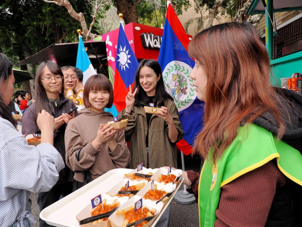 ▲美食餐車快閃活動引起民眾的歡喜參與。（圖/故宮 提供）