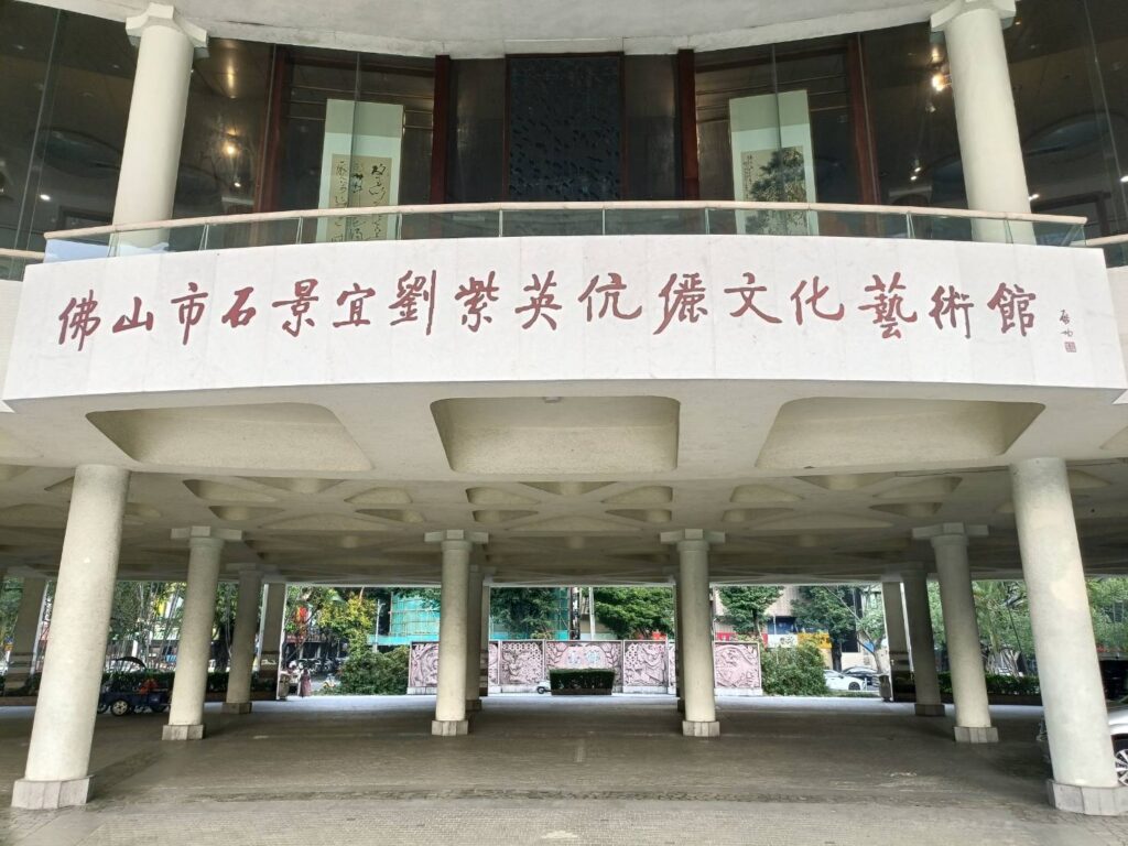 ▲藝術館的外觀建築新穎,量體可觀,成為當地重要的指標性藝文基地。(記者 辛澎祥/攝)
