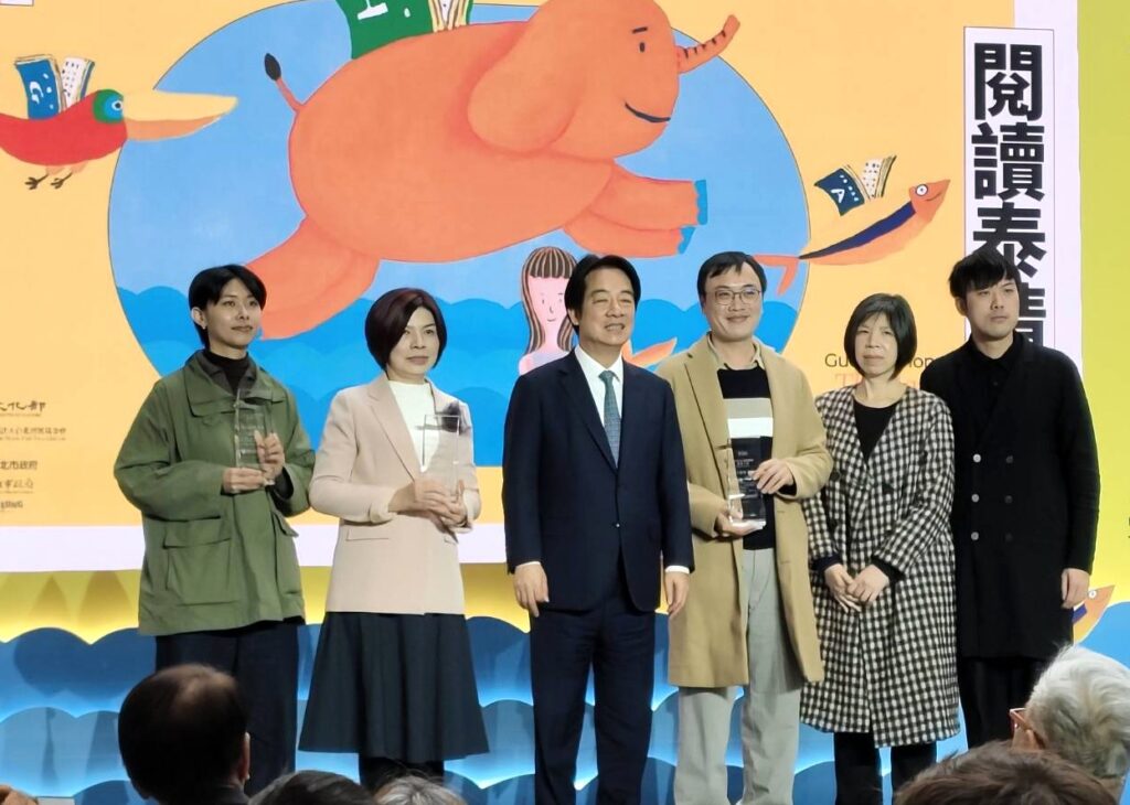 賴清徳總統頒發5位非小說獎得主獎座。(記者 陳安婷/攝)