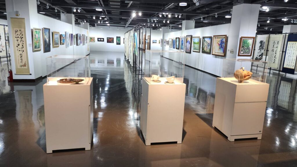 ▲國家藝術聯盟所策畫主辦的全球菁英暨學術交流展,在桃園展演中心登場展出,備受業界高度關注。(記者 辛澎祥/攝)