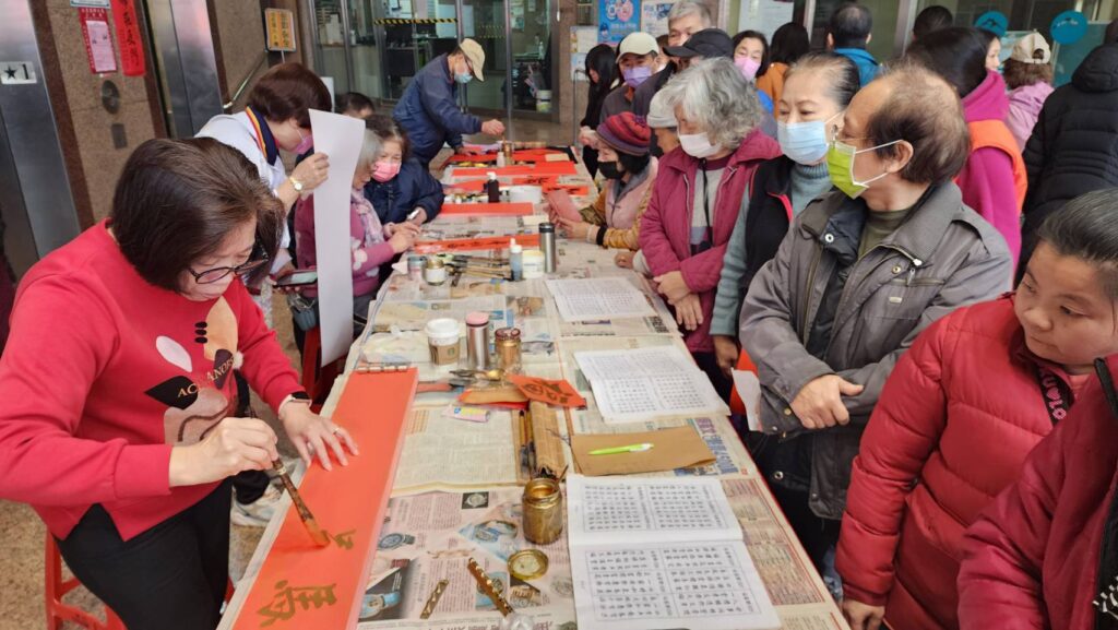 ▲南海講堂的寫春聯賀新年活動，凝聚了年節即將到來的歡樂氣份，讓寫春聯的書畫老師也樂在其中。（記者 辛澎祥/攝）