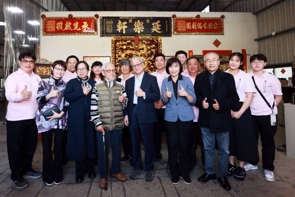 ▲文化部李遠部長(中)所率團隊與臺北木偶劇團合影留念。(圖/文化部 提供)