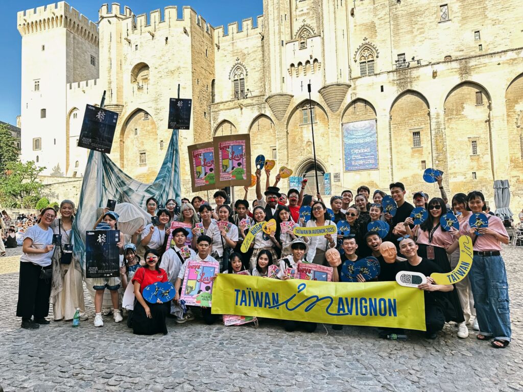 2025法國外亞維儂藝術節臺灣團隊大合影。（圖/巴文中心提供）