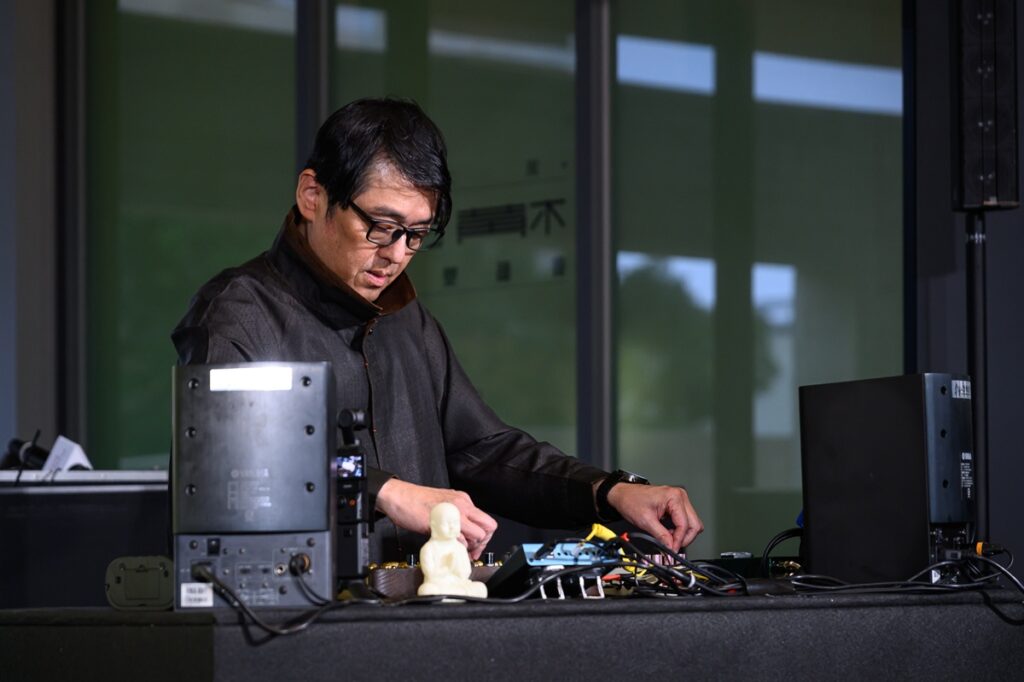 林強「行雲」音樂創作，編排專屬音樂及影像。（圖/橫山書法藝術館提供）