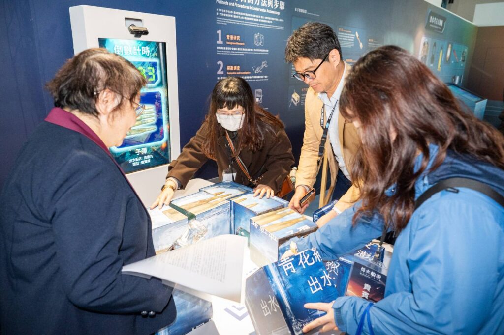 ▲貴賓體驗互動出水遺物修復展項。(圖/文化部文資局 提供)