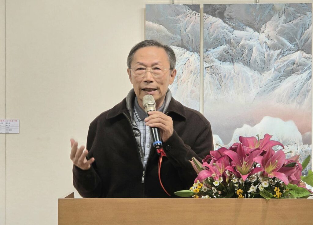 ▲現代水墨畫家也是本展的策展人林象元老師認為，現代水墨已逐步受到市場的重視，在參展者展現個人創作特色的同時，在聯展相互輝映下更顯精彩且豐富。（記者 詹佳綺/攝）