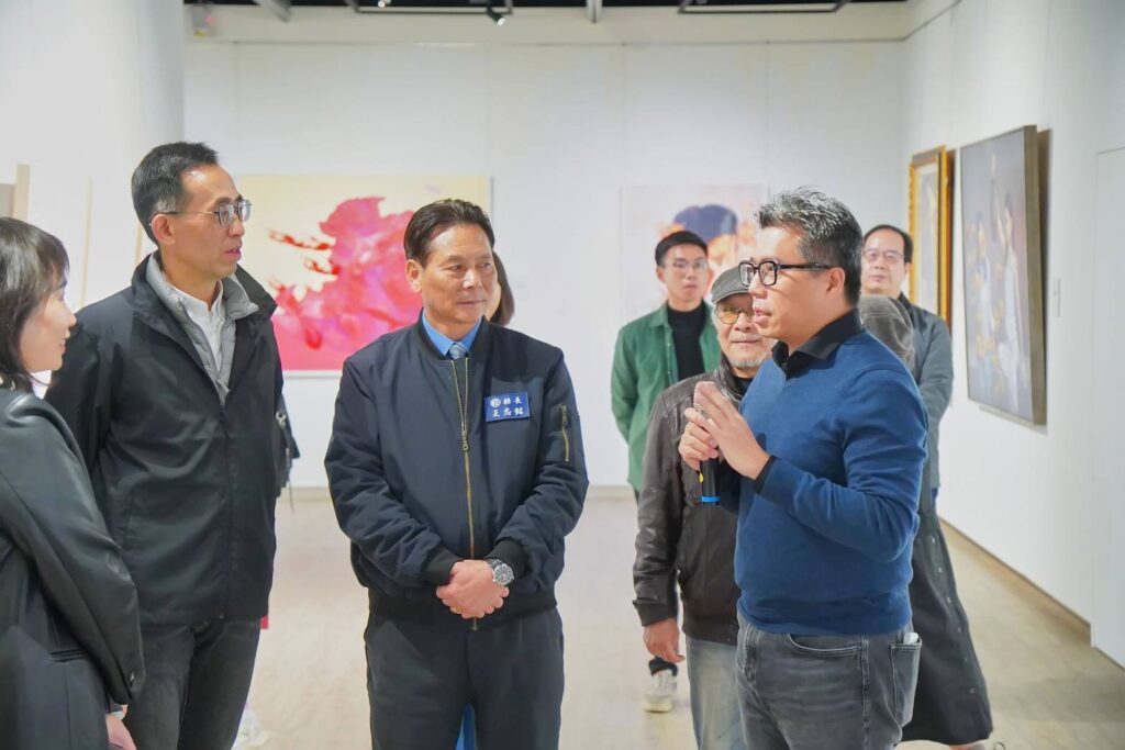 ▲策展單位特別為出席開幕式的貴賓吳曉雲處長（左起）王蘭生館長及王忠銘縣長等進行作品導覽。（圖/國父紀念館 提供）
