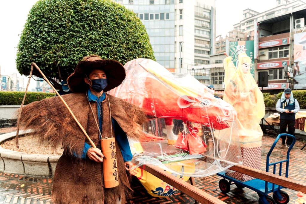 依照《春牛經》形制打造的芒神和春牛。(圖/文化局提供)