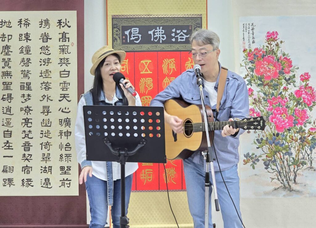 ▲聯展開幕式的開場節目由民歌手呂宜娟（左）及張香維演唱多首充滿歡樂及膾炙人口的民歌，讓與會者有如沐春風的感覺，輕鬆自在。（記者 詹佳綺/攝）