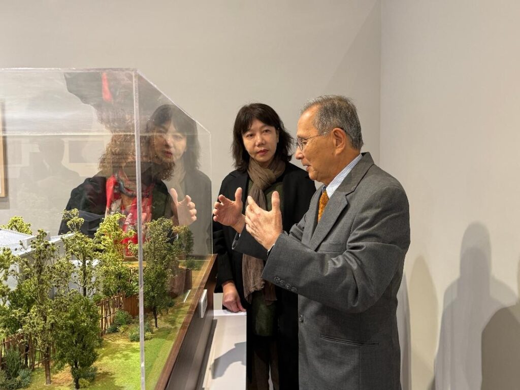 顏千峰董事長為黃雅玲局長說明顏水龍台中家屋模型。(圖/文化局提供)