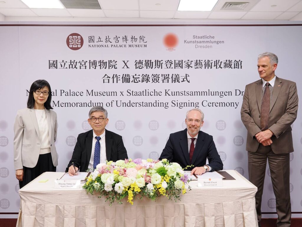 ▲故宮與德國德勒斯登國家藝術收藏館簽署合作備忘錄。由故宮副院長黃永泰（左二）與德國SKD總館長Bernd Ebert （右二）代表雙方簽署。（圖/故宮 提供）