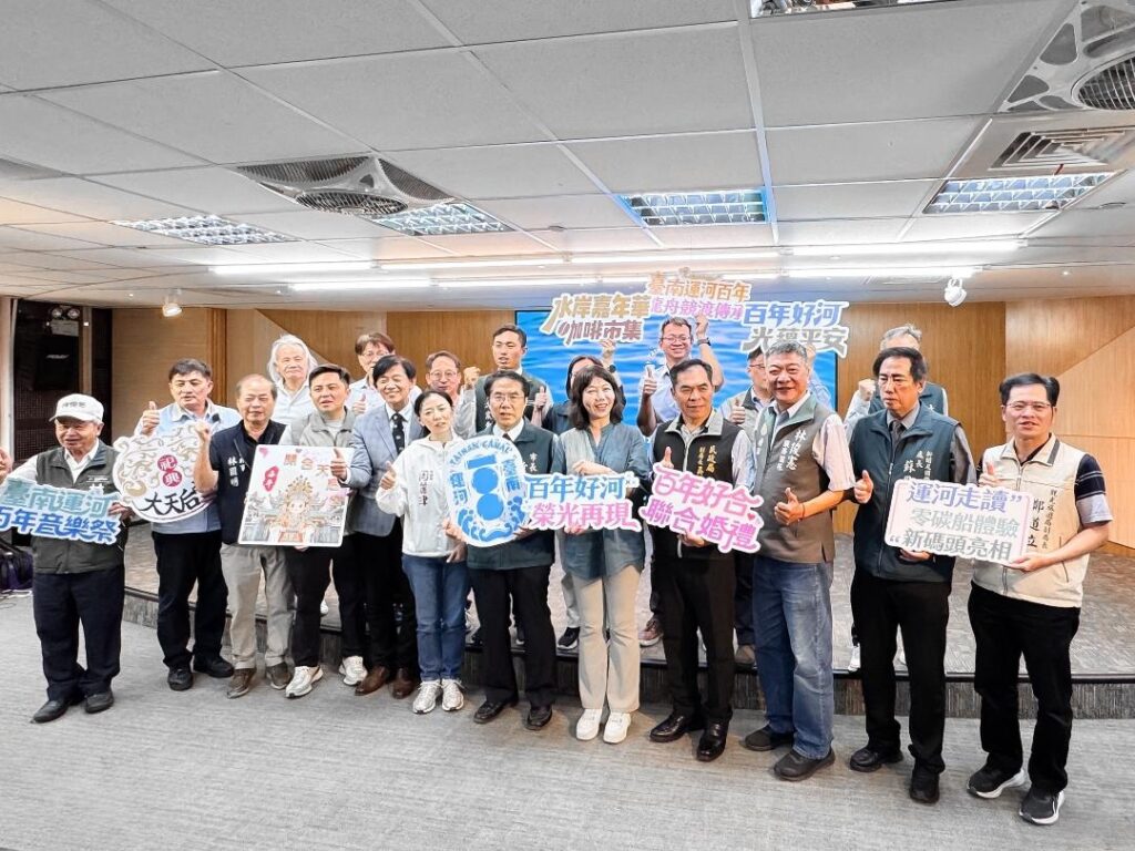 黃偉哲市長帶領各局長首長介紹臺南運河百歲生日慶系列活動。（圖/文化局提供）