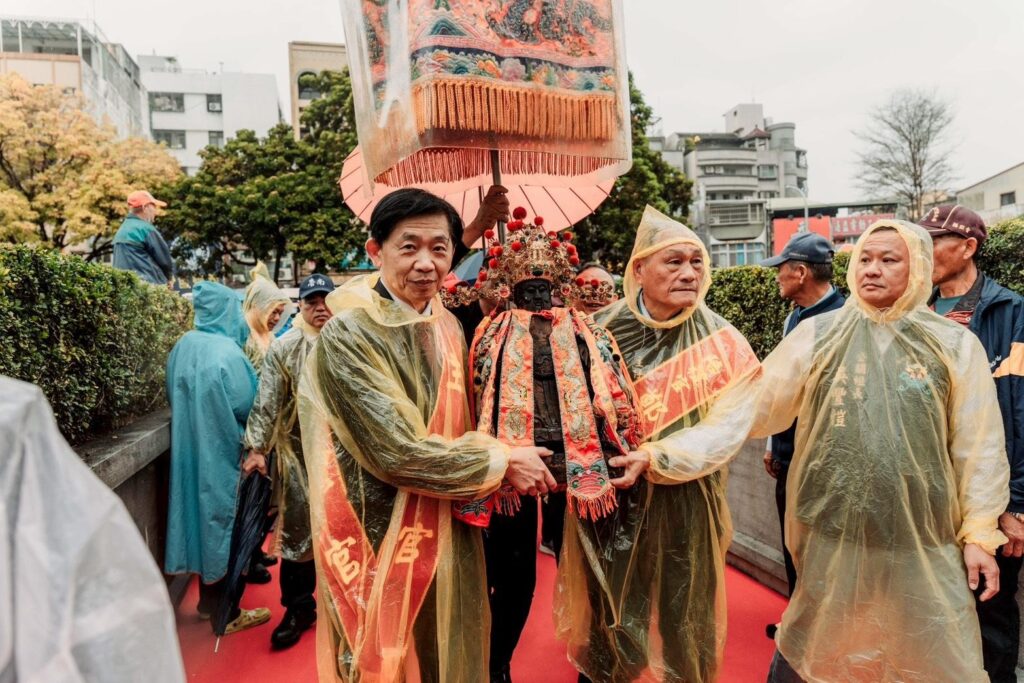 副市長葉澤山(左)與鄭深池主委奉請福德正神上轎。(圖/文化局提供)