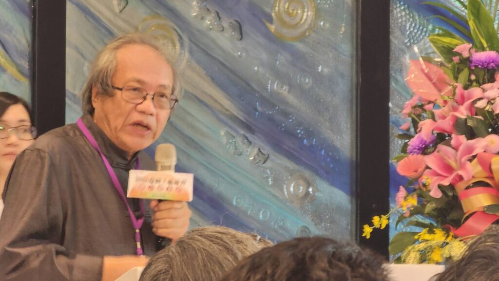 ▲擔任「臺灣工藝史綱」總編輯的蕭瓊瑞教授,說明全書的編撰過程與精彩紥實的內容。(記者 辛澎祥/攝)