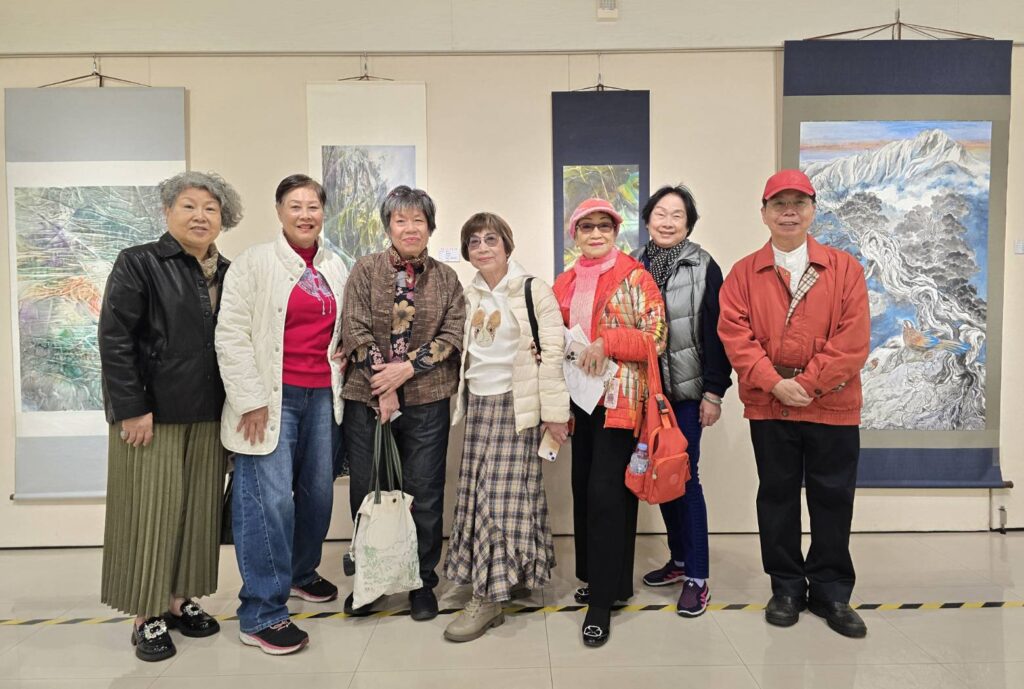 ▲參展藝術家與親友加油團在展場留下難能可貴的畫面。（記者 詹佳綺/攝）