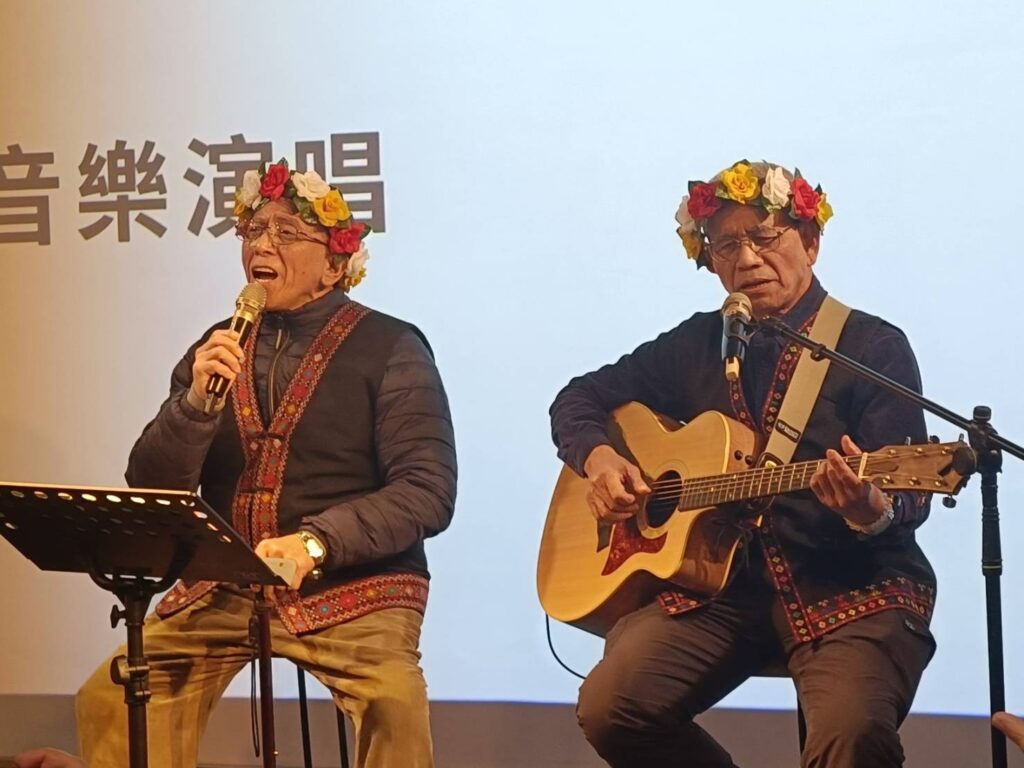 ▲陸森寶的兩個兒子在會中演唱老爸所創的歌曲,深情感人。(記者 辛澎祥/攝)