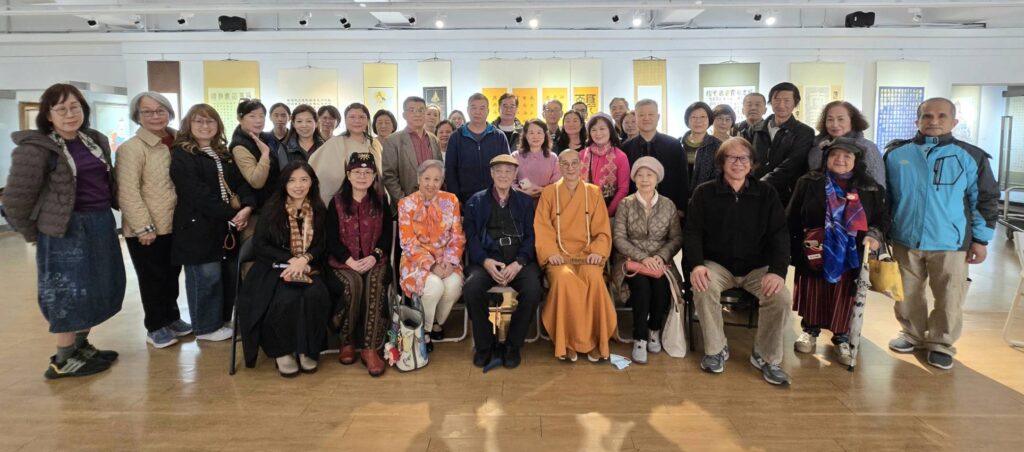 ▲出席講座與座談會的全體貴賓與參展藝術家們，開心合影留念。（記者 詹佳綺/攝）