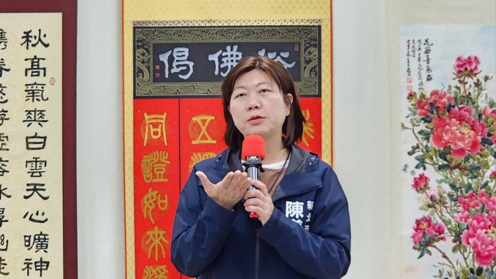▲新北市市議員陳儀君致詞時認為，「鄉長媽咪」呂玉環所打下來的藝文基礎，讓石碇地方呈現繁茂景象，今天到場觀展可說是一次很棒的學習。（記者 詹佳綺/攝）