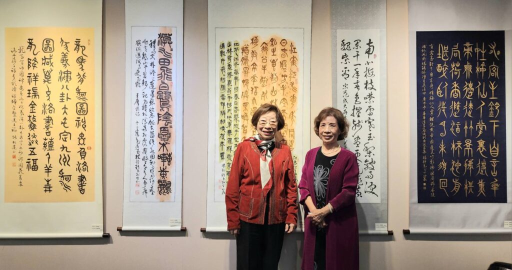▲臺灣女書法家學會榮譽理事長張松蓮(左)與中華婦女書會理事長楊靜蕙,都是對書藝推廣盡心盡力的女書法家,在書壇備受讚譽。(記者 詹佳綺/攝)