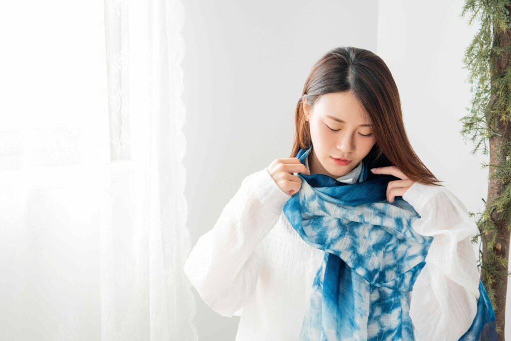 溪底裡的石頭圍巾,為生活增添美感。(圖/工藝中心提供)