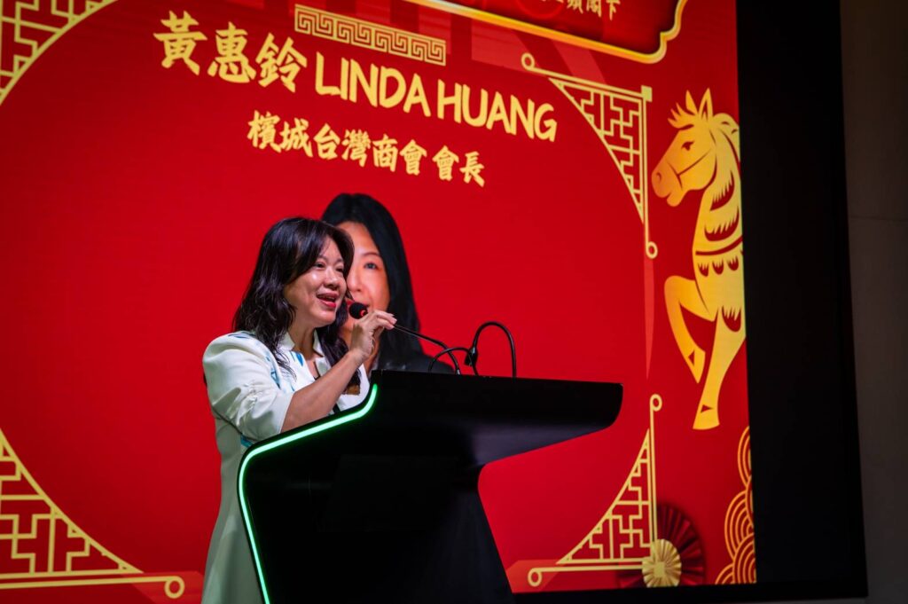 ▲檳城臺灣商會會長黃惠鈴在新春團拜晚宴上,致詞表達對與會佳賓的問候致意,並強調臺灣企業在產業發展的過程中,為臺馬之間付出極大貢獻並表達推崇之意。(圖/黃惠鈴 提供)