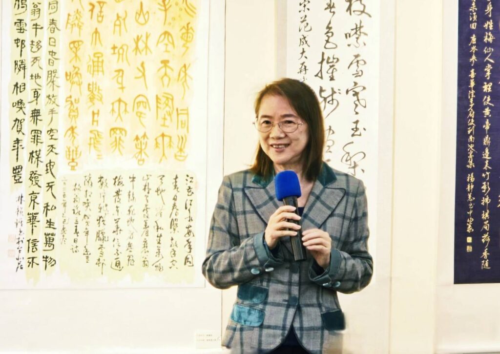 ▲中華書道學會理事長郭彩萍致詞時表示,中華婦女書會歷史悠久,書法技藝推廣與傳承,效益可觀且有目共睹,期許年輕世代能加入書會以交流互動。(記者 詹佳綺/攝)