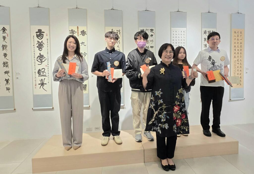 ▲和氣大愛文教基金會董事長段傳芬(前)與大專社會組前三名得獎人合影留念。(記者 詹佳綺/攝)