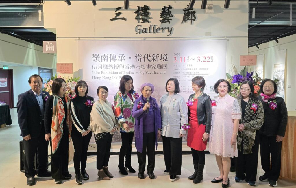 ▲伍月柳教授（左六）與參展的香港藝術家在展場合影留念。（記者 詹佳綺/攝）