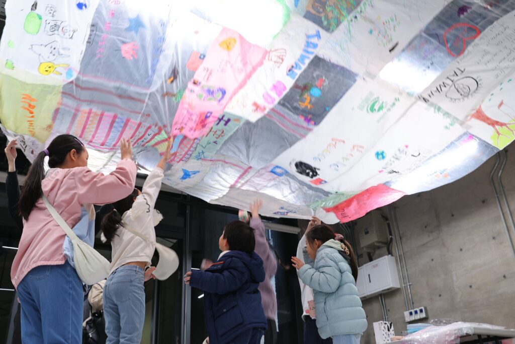 民眾參與「太陽能飛行博物館」工作坊，完成的作品將於展覽中呈現。（圖/文化局提供）