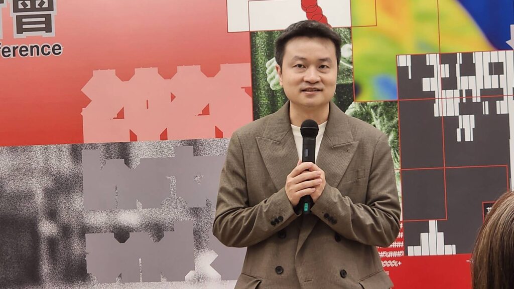 ▲臺灣參展藝術家王連晟老師,述說自己作品的創作過程。(記者 辛澎祥/攝)
