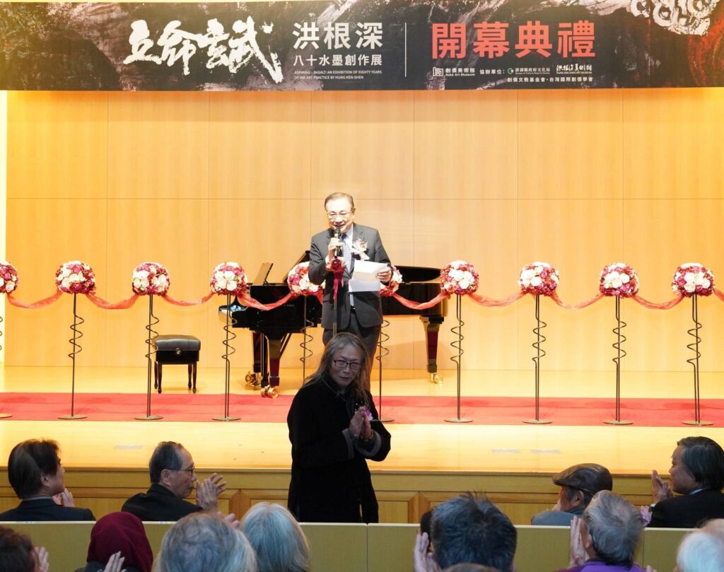 ▲創價學會副理事長洪玉柱致詞一開始,就介紹藝術家洪根深教授(前)與出席開幕式貴賓相互致意,一場備受畫壇矚目的展覽即將登場。(圖/創價美術館 提供)