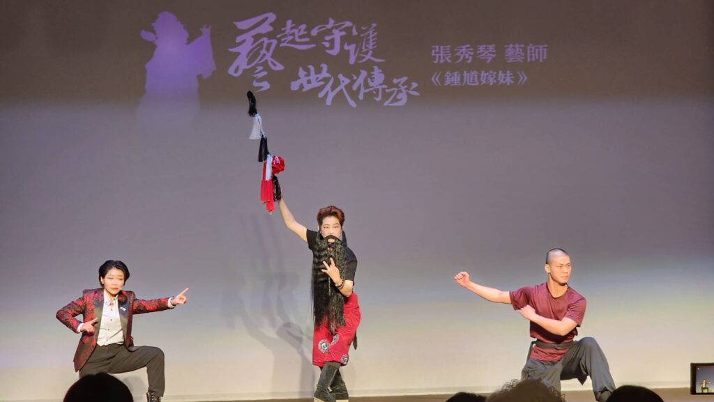 ▲張秀琴藝師（中）演出片段的戲曲，受到高度關注。（記者 辛澎祥/攝）