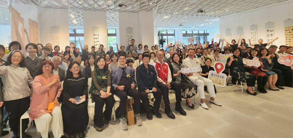▲出席「全國書法比賽成果展暨孫端吉教授墨藝展」開幕式活動的各界貴賓與全省參展代表師生家長,齊聚一堂,開心合影留念並見證歷史。(記者 詹佳綺/攝)